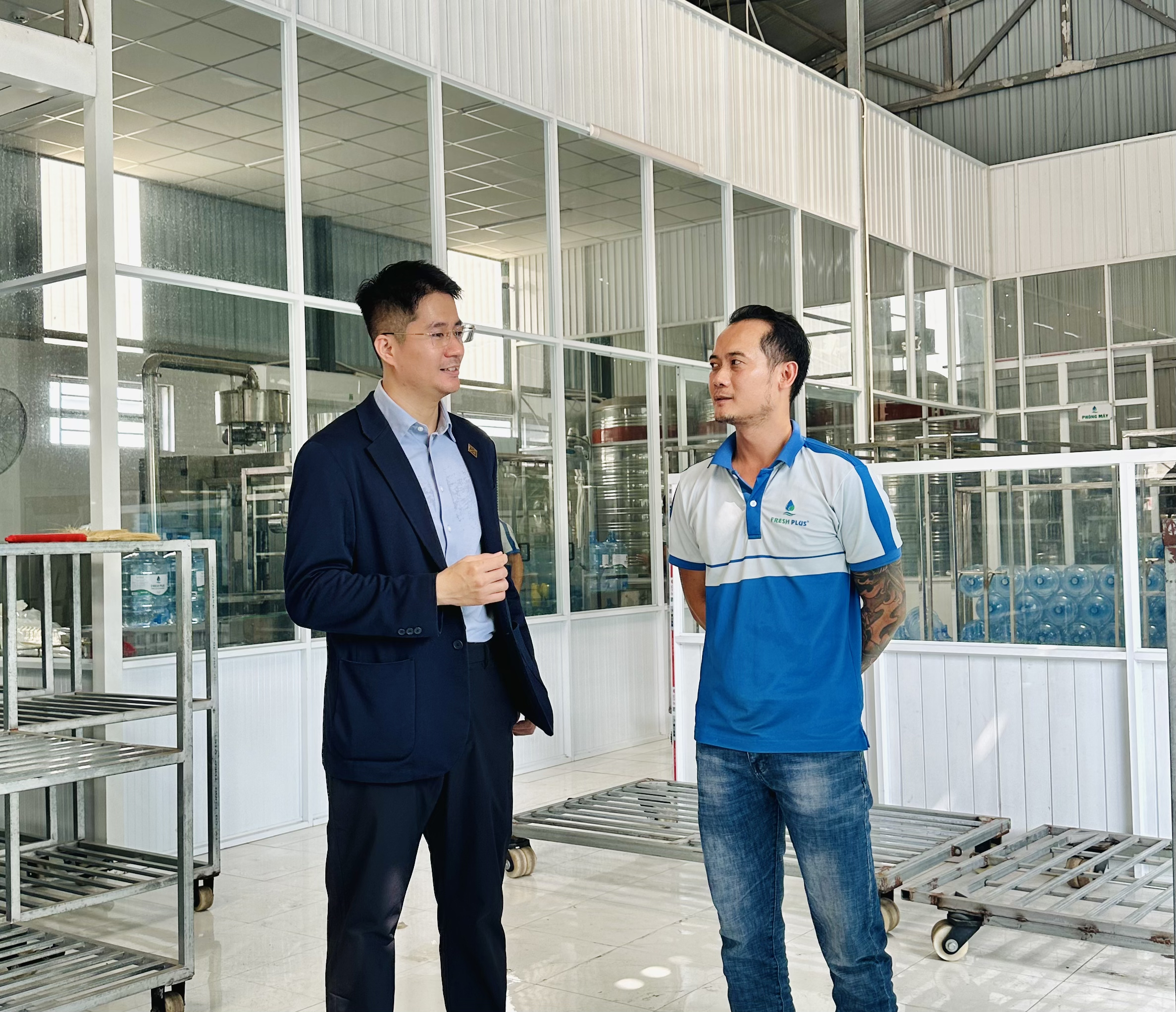 Ông Trần Việt Anh - CEO Dự Án Việt Nam (trái) thăm hỏi và làm việc cùng khách hàng Nhà máy nước Freshplus